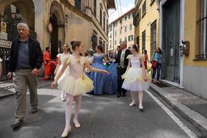 genua, Italien - Maj 5 2018 - 19 århundrade klänning parad för euroflora utställning i de unik scenario av de nervi foto