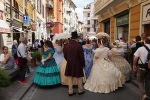 genua, Italien - Maj 5 2018 - 19 århundrade klänning parad för euroflora utställning i de unik scenario av de nervi foto