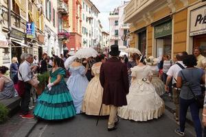 genua, Italien - Maj 5 2018 - 19 århundrade klänning parad för euroflora utställning i de unik scenario av de nervi foto