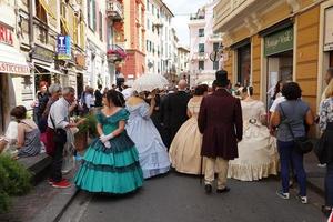 genua, Italien - Maj 5 2018 - 19 århundrade klänning parad för euroflora utställning i de unik scenario av de nervi foto