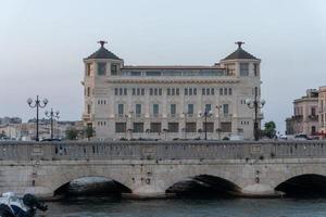 ortigia syrakus bro sicilien Italien gammal hus foto