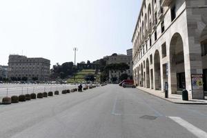 genua, Italien - april 5 2020 - stadens centrum gator är öken- på grund av till coronavirus covid quarentine foto