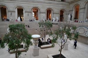 paris, Frankrike - oktober 7 2018 - louvre museum fullt med folk av turist på först söndag av månad foto