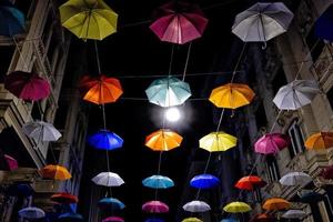 paraplyer hängande från stad gator i genua på natt för euroflora expo foto