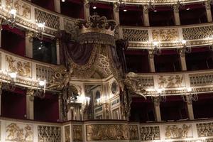 Neapel, Italien - februari 1 2020 - helgon charles kunglig teater i neapel foto