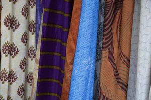 Indien kläder på de marknadsföra för försäljning foto