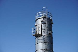 metallisk silos på ljus blå himmel foto
