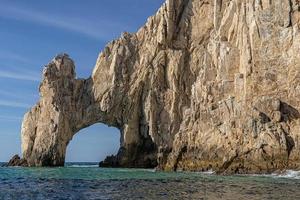 vågor på båge stenar i cabo san Lucas mexico foto