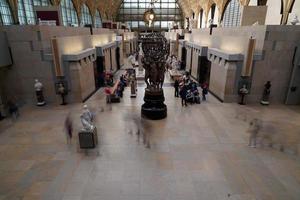 paris, Frankrike - oktober 5 2018 - orsäga museum full av besökare foto