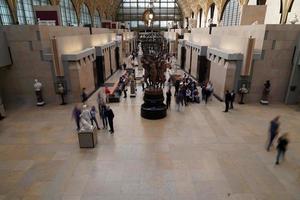 paris, Frankrike - oktober 5 2018 - orsäga museum full av besökare foto