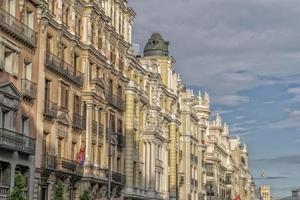 madrid Spanien buiding av känd gran via gata foto