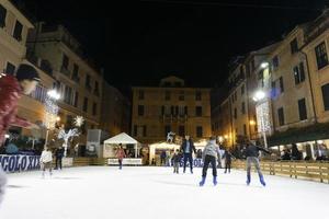 chiavari, Italien - december 23, 2018 - historisk medeltida stad is skridskoåkning är öppen foto