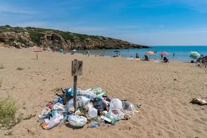 skräp i camosche strand i sicilien Italien foto