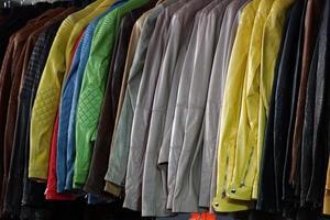 läder jackor på visa för försäljning foto