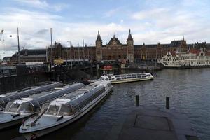 amsterdam, Nederländerna - februari 25 2020 - central station gammal stad foto