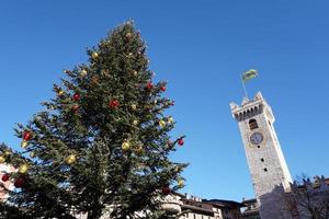 Trento, Italien - december 9, 2017 - människor på traditionell jul marknadsföra foto