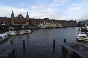 amsterdam, Nederländerna - februari 25 2020 - central station gammal stad foto