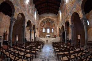 pomposa, Italien - oktober 9 2016 - pomposa kyrka kloster foto