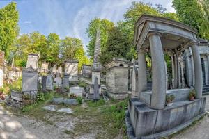 paris, Frankrike - Maj 2, 2016 gammal gravar i pere-lachaise kyrkogård foto