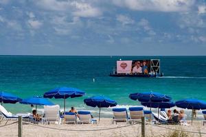 miami, USA - februari 2, 2017 - båt reklam för människor avkopplande i miami strand promenad vid vatten foto