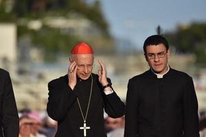 genova, Italien - Maj 26 2017 - kardinal angelo bagnasco delta förberedelse för påve francis massa i kennedy plats foto