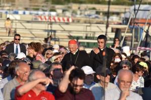 genova, Italien - Maj 26 2017 - kardinal angelo bagnasco delta förberedelse för påve francis massa i kennedy plats foto