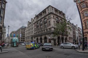 london, England - juli 16 2017 - turister och lokalbefolkningen i piccadilly cirkus belastad stad trafik foto