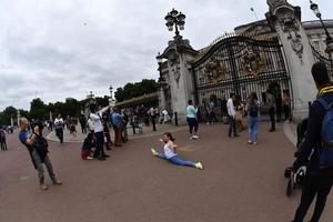 london, England - juli 15 2017 - turist tar bilder på buckingham palats foto