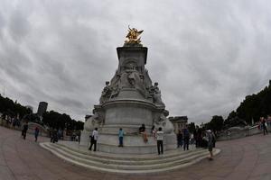 london, England - juli 15 2017 - turist tar bilder på buckingham palats foto