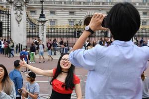 london, England - juli 15 2017 - turist tar bilder på buckingham palats foto