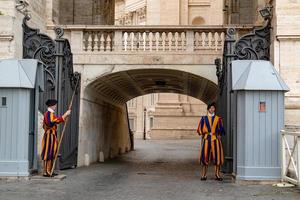 vatican stad, Italien - juni 8, 2018 en medlem av de pontifical swiss vakt, vatikanen. rom foto