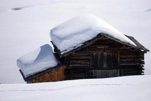 trä stuga hydda i de vinter- snö bakgrund foto