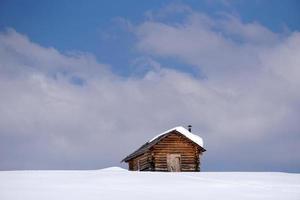 trä stuga hydda i de vinter- snö bakgrund foto