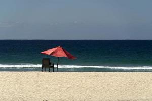 Sol paraply och stolar i cerritos todos santos baja kalifornien sur strand foto