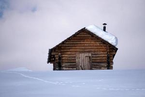 trä stuga hydda i de vinter- snö bakgrund foto