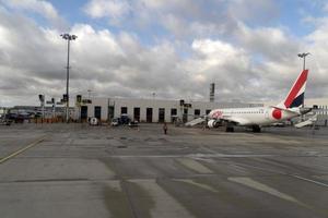 paris, Frankrike - november 7 2019 - paris flygplats cdg landning och läser in frakt och passagerare foto