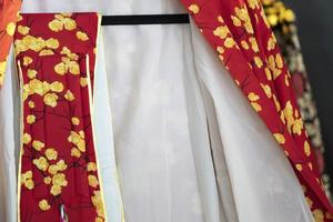 många japansk kimono klänning på de marknadsföra foto
