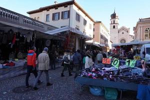 Trento, Italien - december 9, 2017 - människor på traditionell jul marknadsföra foto