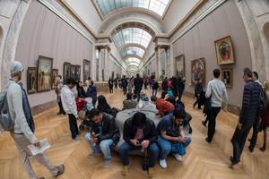 paris, Frankrike - april 30, 2016 - louvre museum fullt med folk av turist foto