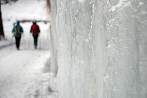 frysta bäck små vattenfall i vinter- tid foto