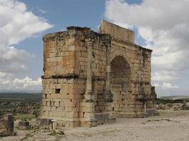 volubilis roman ruiner i marocko- bäst bevarade roman ruiner belägen mellan de kejserlig städer av fez och meknes foto