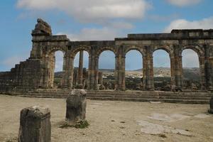 volubilis roman ruiner i marocko- bäst bevarade roman ruiner belägen mellan de kejserlig städer av fez och meknes foto