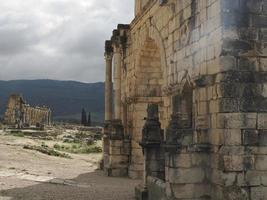 volubilis roman ruiner i marocko- bäst bevarade roman ruiner belägen mellan de kejserlig städer av fez och meknes foto