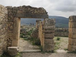 volubilis roman ruiner i marocko- bäst bevarade roman ruiner belägen mellan de kejserlig städer av fez och meknes foto