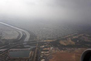 paris, Frankrike - Mars 6 2018 - paris flygplats landning och läser in frakt och passagerare foto