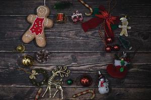 jul bakgrund med dekorationer på mörk träskiva