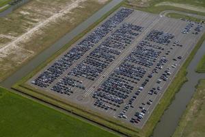 stor parkering massa antenn se nära schipol amsterdam flygplats foto