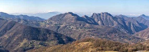 crocefieschi by antola parkera berg landskap i vinter- foto