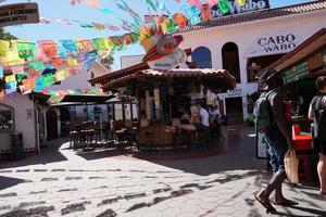 cabo san lucas, mexico - januari 25 2018 - pacific kust stad är fullt med folk av turist foto