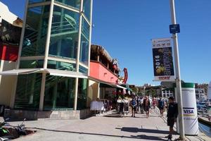 cabo san lucas, mexico - januari 25 2018 - pacific kust stad är fullt med folk av turist foto